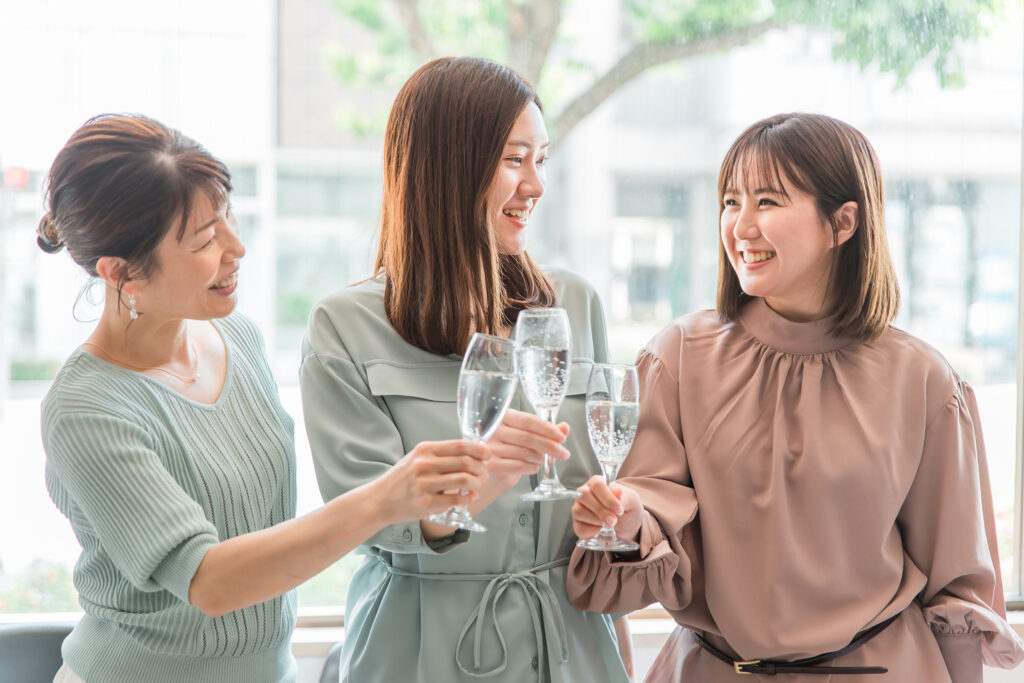 グラスを持つ女性